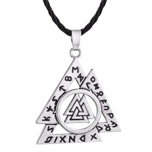 Pendentif Runique Valknut sur fond blanc