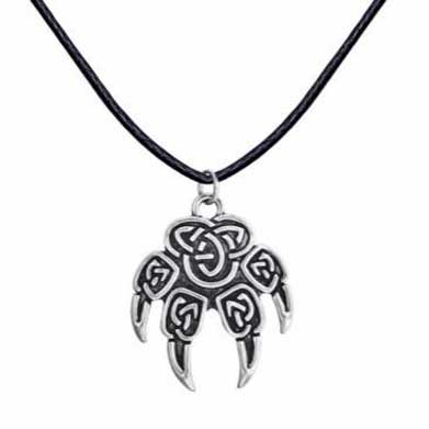 Pendentif de patte de loup Viking sur fond blanc